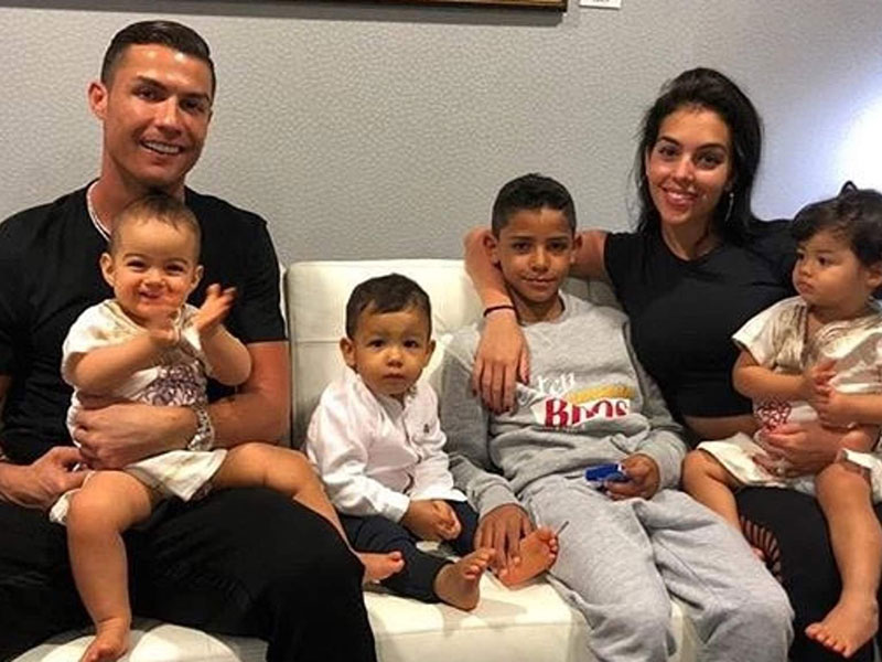 بالفيديو: كرستيانو رونالدو وابنه في مباراة قوية ... من الفائز؟